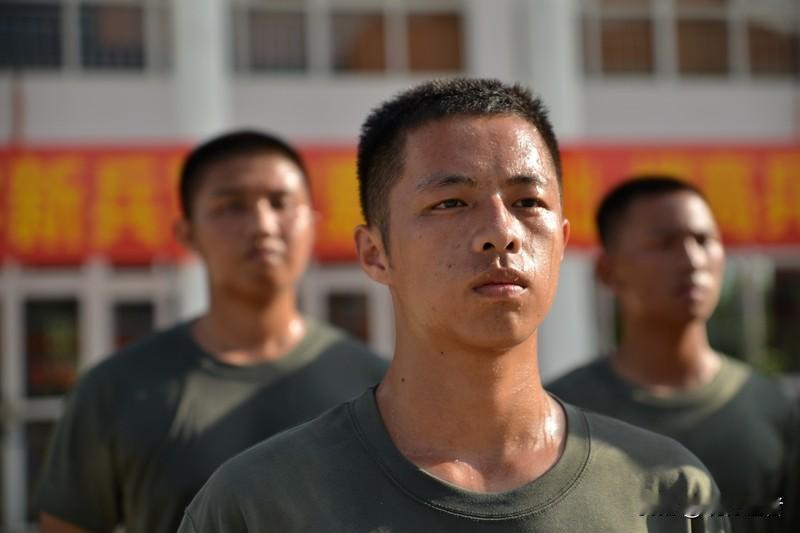 从军报国的梦想始终在心头燃烧。即便当年因体检的微小差距与军营失之交臂，这份赤子之