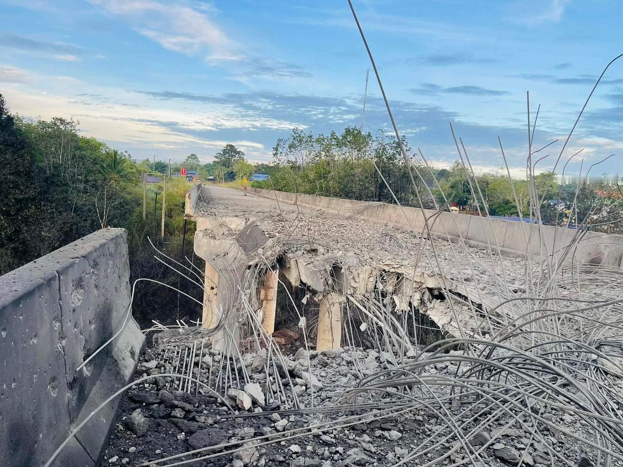 新闻快讯—— 泰国空军F-16战机轰炸了位于柬埔寨境内的“斯通梅杜克”大桥。
 