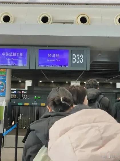 作为零零后的我是不是过于清醒了。

因为，从小家里比较穷的原故加之从小寄养在外婆