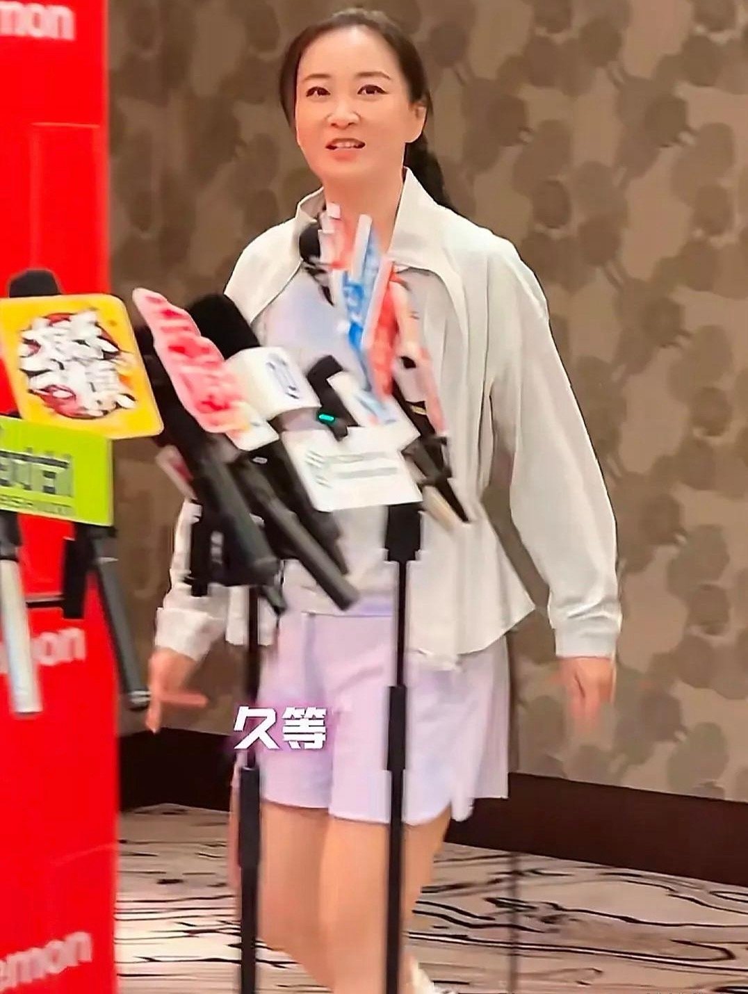 大家都看不下去了！贾玲都43岁了！却忽然变得这么大方，自信，活力四射！你瘦了，别