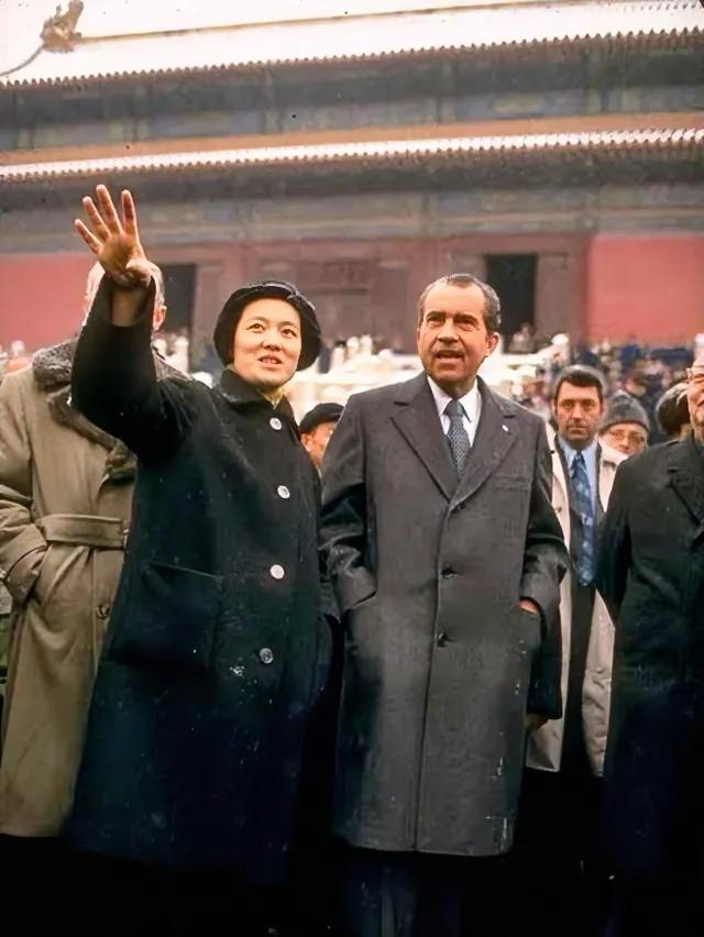 1972年，美国时任总统尼克松访问中国，章含之作为中国外交大使陪同尼克松参观故宫