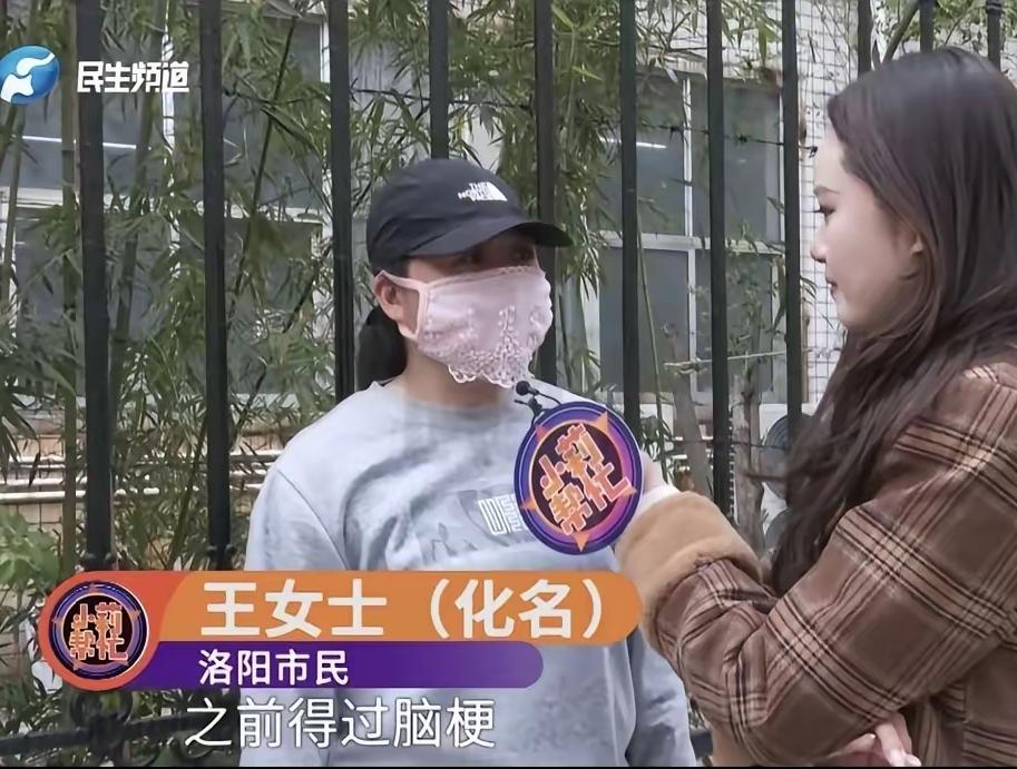 河南洛阳，一女子把70岁老母送养老院，护工端一盆开水，直接把母亲左脚丢进盆里，母