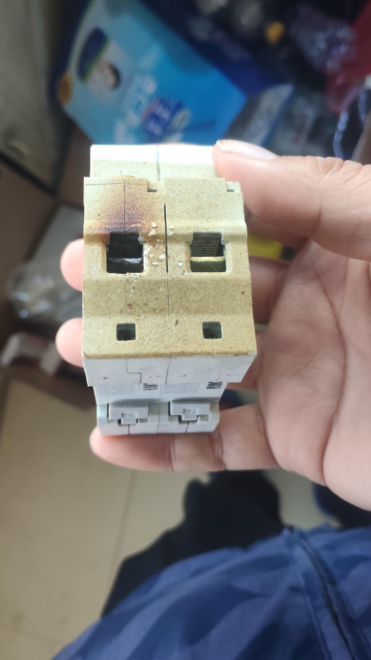 阳台的热水器突然罢工了，先看了一下线路，没想到零线轻轻一拔就掉了，再看空气开关，