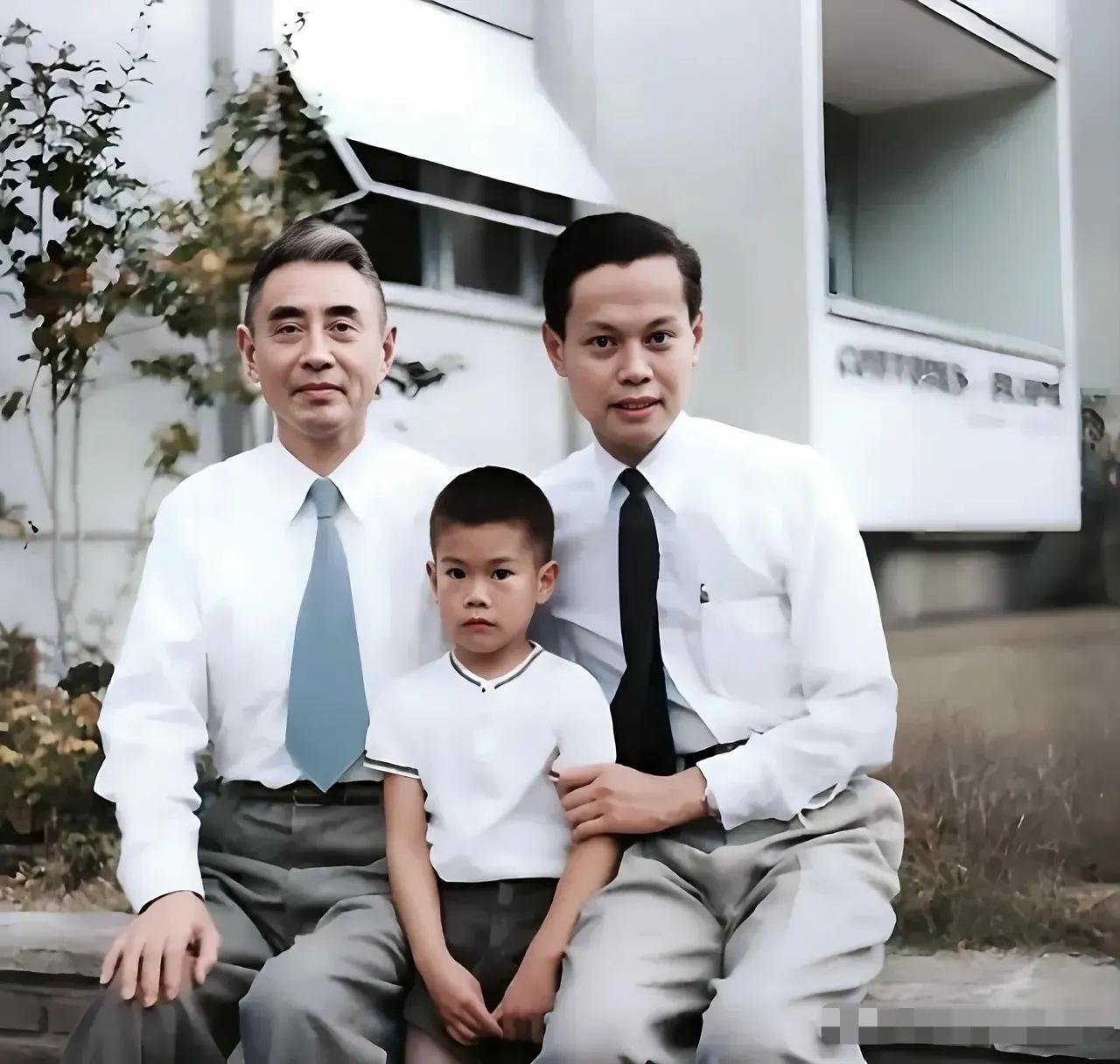 1957年，杨振宁与父亲和儿子三代人的合影
杨振宁，大家都知道他是物理学界的传奇