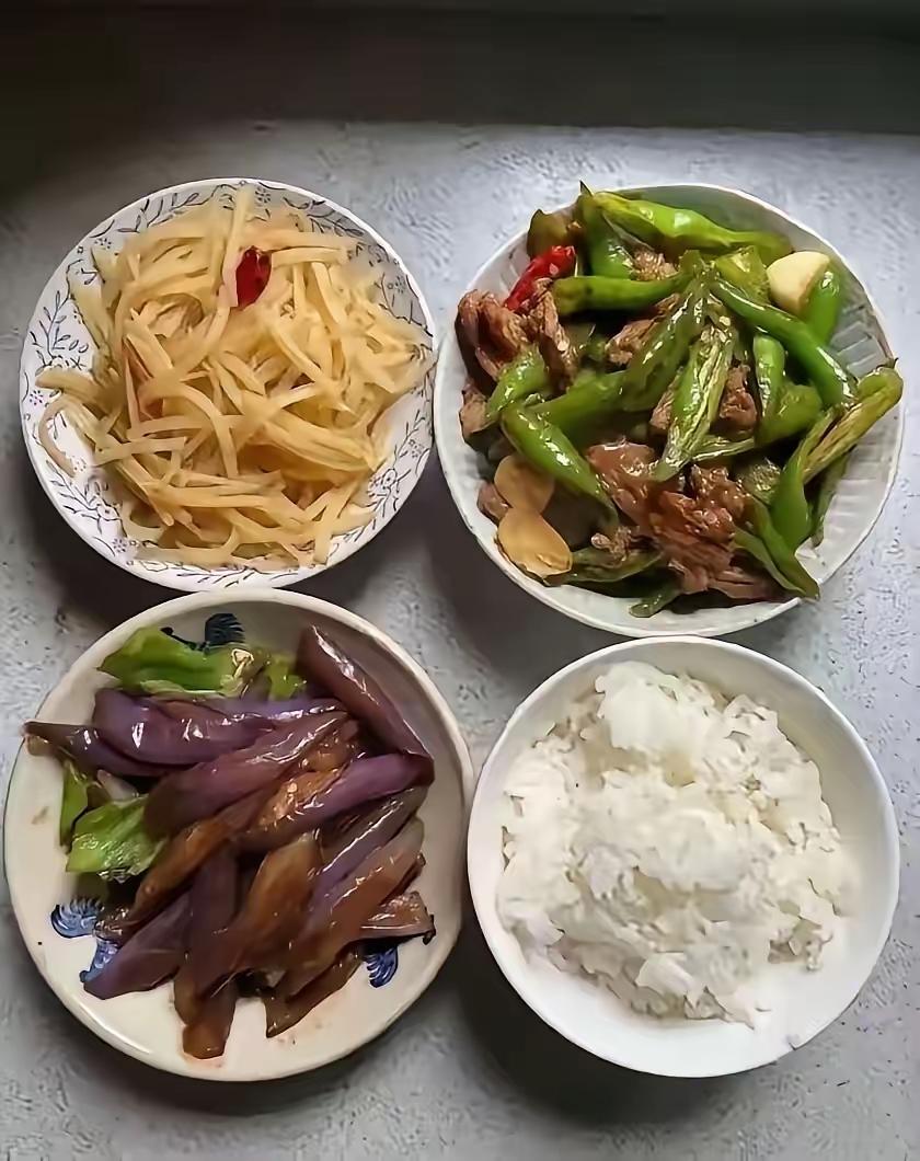 检查结果出来了，
超重，三高，
以后就这样的饮食了。
大鱼大肉以是过去式了[流泪