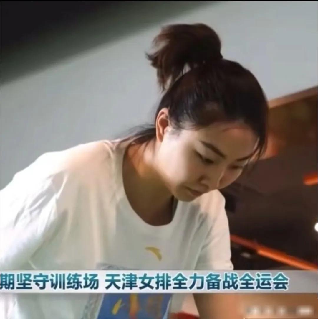 看中国女排前队长袁心玥这表情貌似不开心

中国女排前队长袁心玥结束土耳其留洋之旅