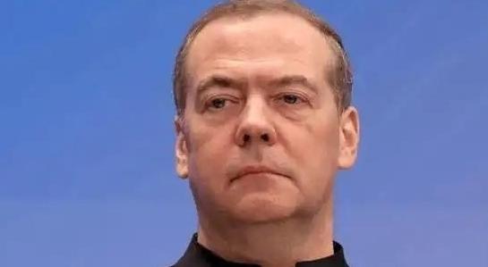 梅德韦杰夫曾扔出了一句让人后背发凉的话：“全世界，没有任何一支军队能挡住大规模的