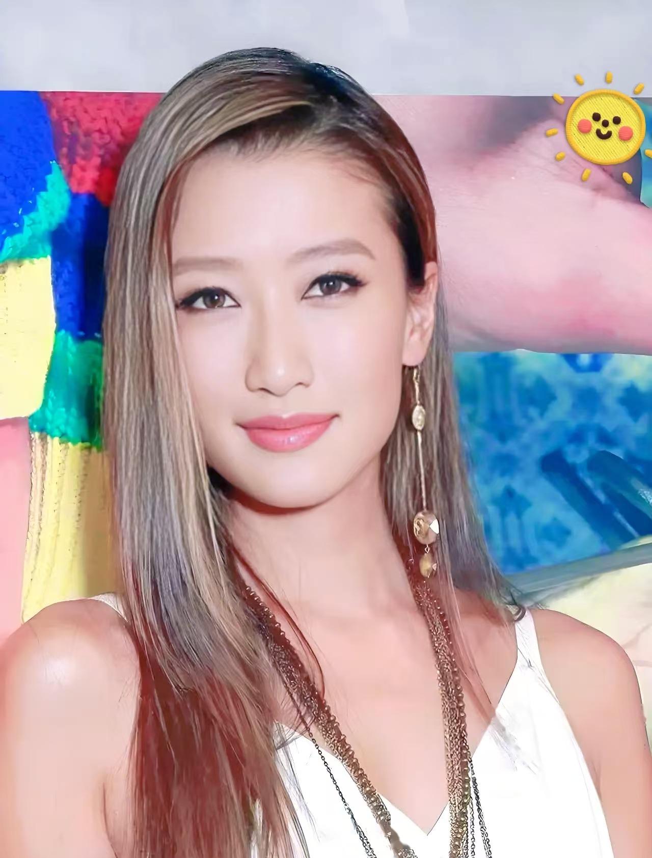 谢贤离世后，最让人难受的一幕，是长期定居加拿大的谢婷婷，紧急赶回香港送父亲最后一