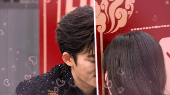 白鹿王星越对视好甜你好星期六挡板移开，白鹿和王星越深情对视，那温柔目光，甜得能酿