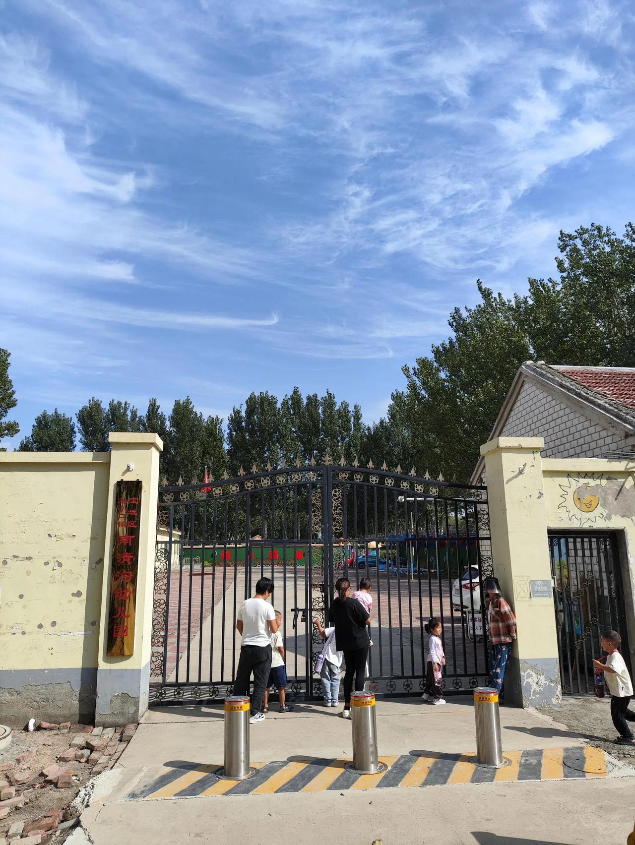 村里已经没几个孩子了
我们村这个幼儿园覆盖周边七个自然村，今年小班只招到两个小孩
