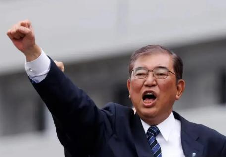 日本这一刀捅得可真够狠！中美贸易战打得火热的时候，日本突然跟进制裁，断供了十多种