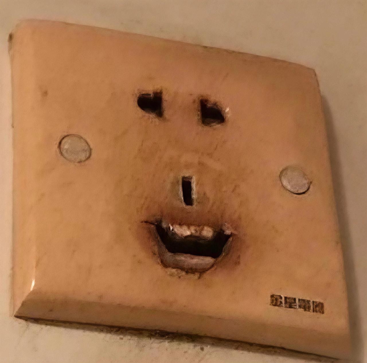 喂！兄弟，刚劫后余生，开心点！
人生如同这两个插座，都不是完美的，不是一帆风顺的