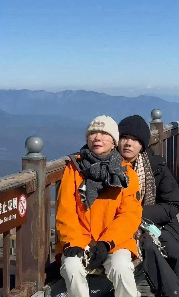 让已经年过半百的老太太吸氧参与综艺，剧方此举真是大胆。  