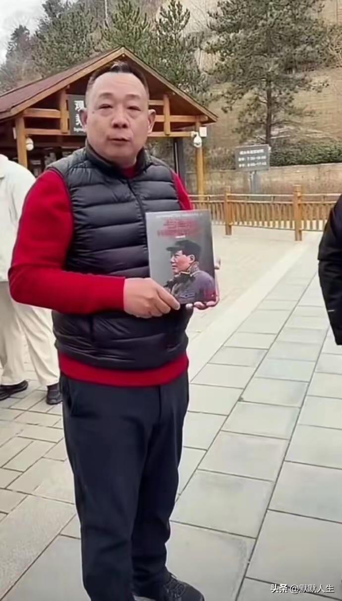 这是好人胖东来捧着关于毛主席的书，任正非也曾是毛泽东著作的积极分子，他们的企业都