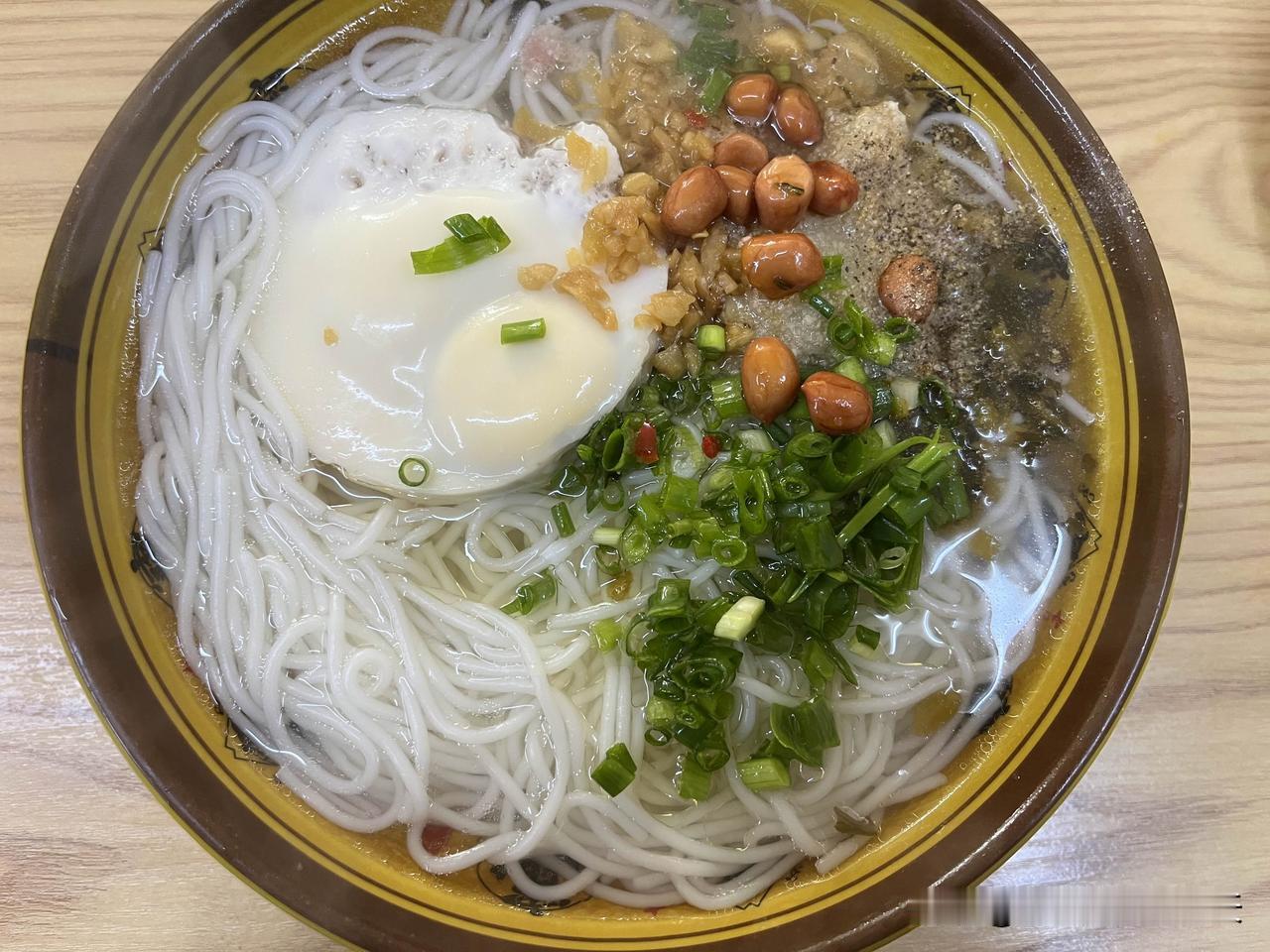 谁懂啊！南昌早餐也太香太便宜了😭
两个人早餐才花10块钱：
7块鸡蛋汤粉，汤鲜