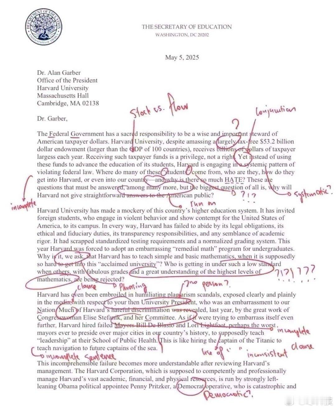 美国教育部长写了一封信给哈佛，内容大概是半希望半威胁哈佛向政府妥协。随后神奇的事