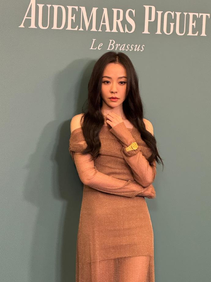 今天张靓颖在出席活动的时候穿了一件抹胸纱裙，看上去年轻又靓丽。

她穿的这件裙子
