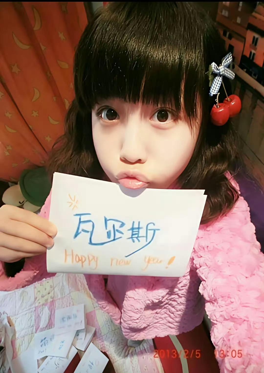 司晓迪早年的照片还挺好看，大眼睛，嘟嘟嘴，齐刘海，完全符合那个年代对元气少女的审