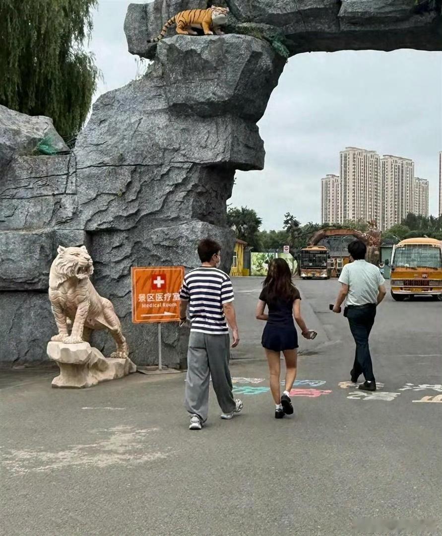 俩人竟然是在哈尔滨吗网友说原来明星假期也得陪孩子出门逛公园哈哈哈两个人感情看起来