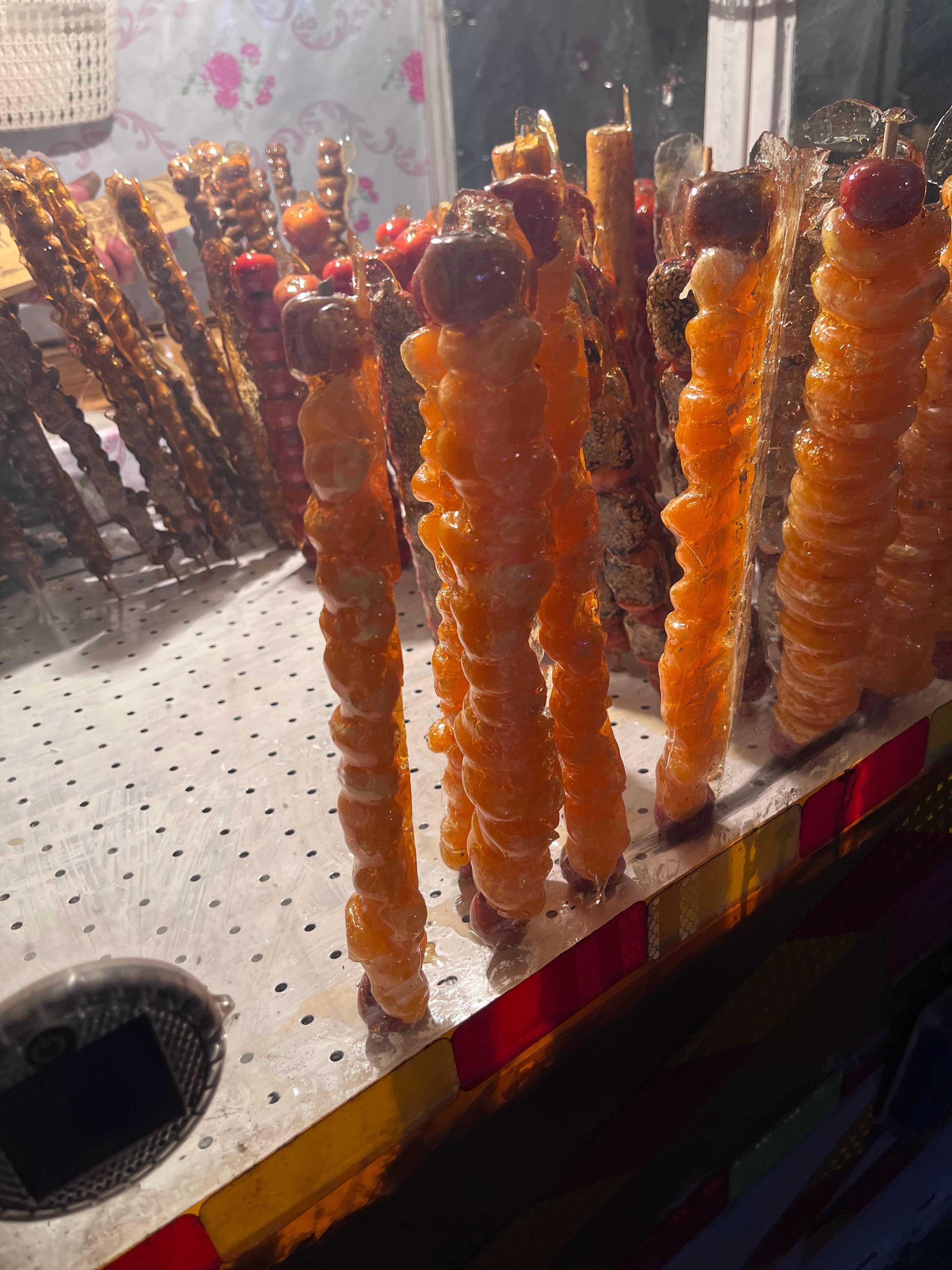 看完电影回来～看到家门口有卖糖葫芦的直奔啊！整两串哈！ 