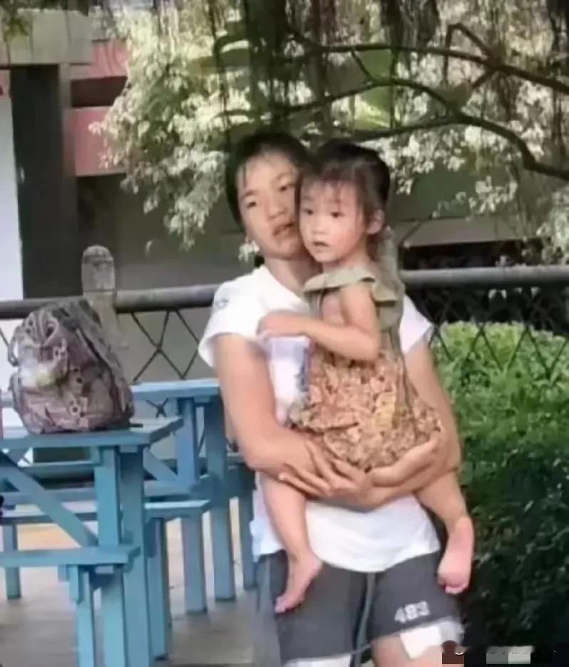 终于知道全红婵这几天为什么手里一直抱着这个小女孩，原来是不得已

听到一个网友分