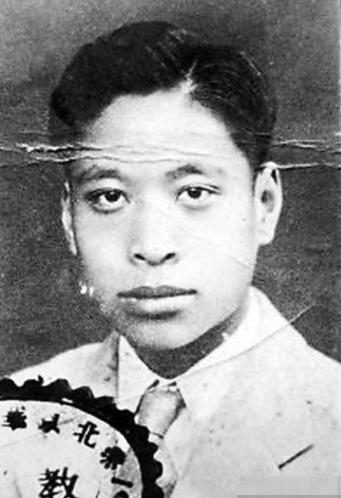 1940年，正在熟睡的书生枪手冯运修，忽然察觉情况不妙，他从枕头底下抽出手枪，轻