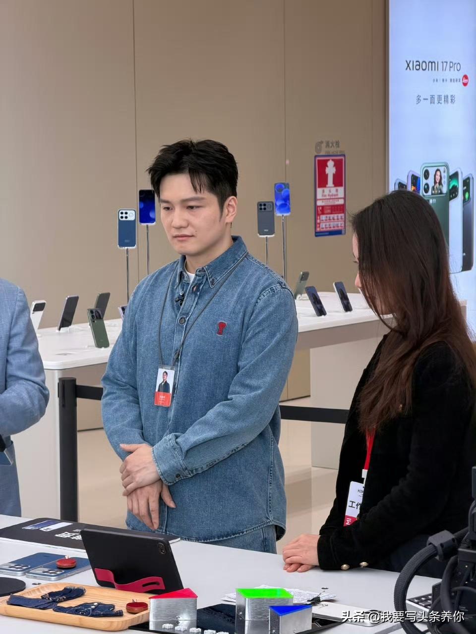 樊振东当小米店长，
我老公非要换手机

听说樊振东在深圳小米之家当一日店长，还收