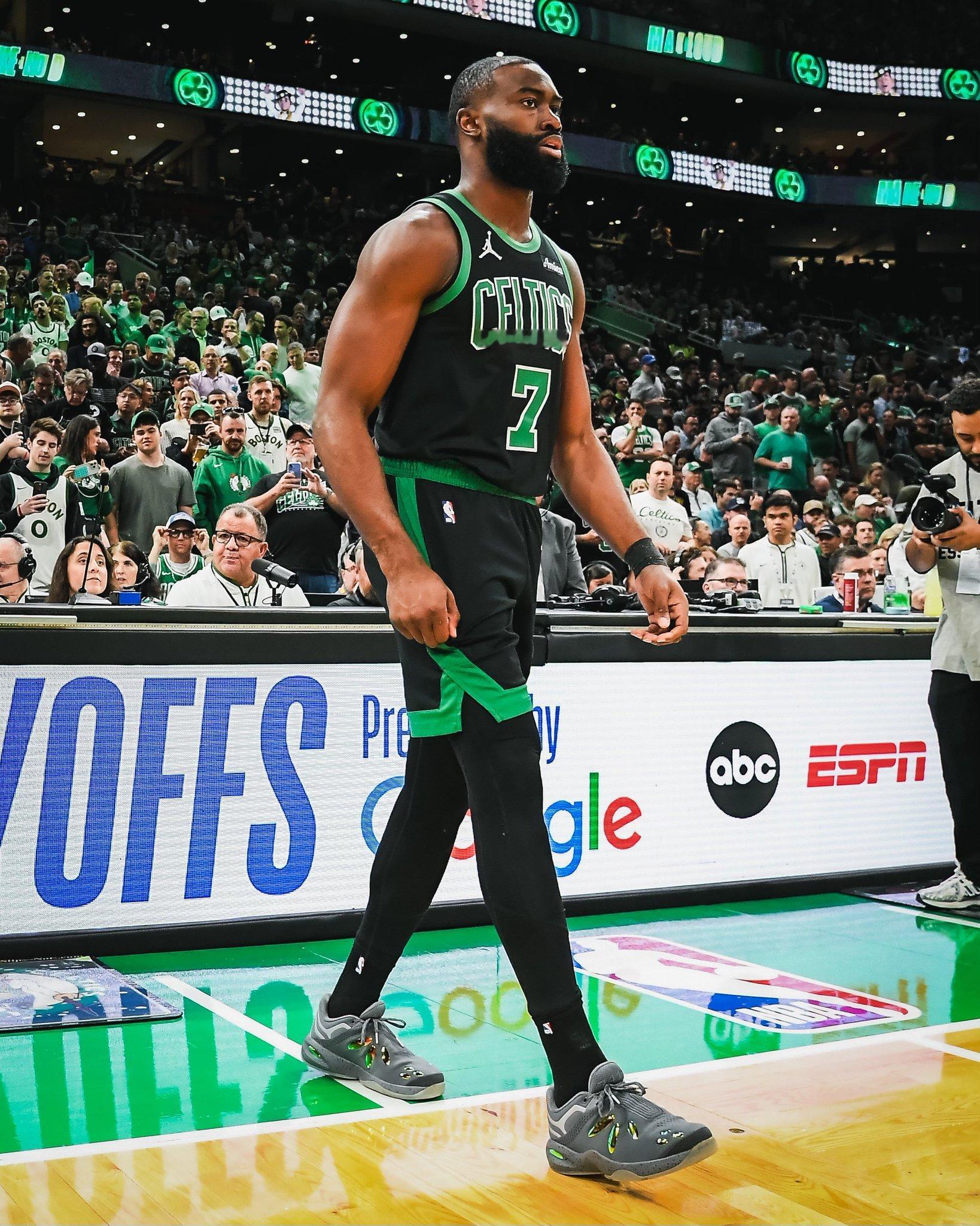 杰伦·布朗今天成功接受了右膝关节镜清创手术，预计将参加训练营。NBA[超话] ​