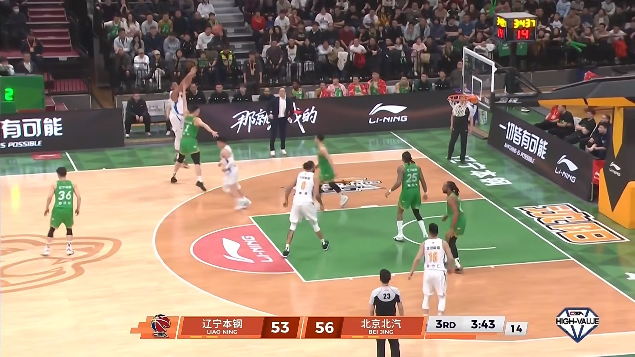 上场比赛第三节北京首钢斯佩尔曼连续飙进三分后，帮助北京队反超比分。坐在替补席上的