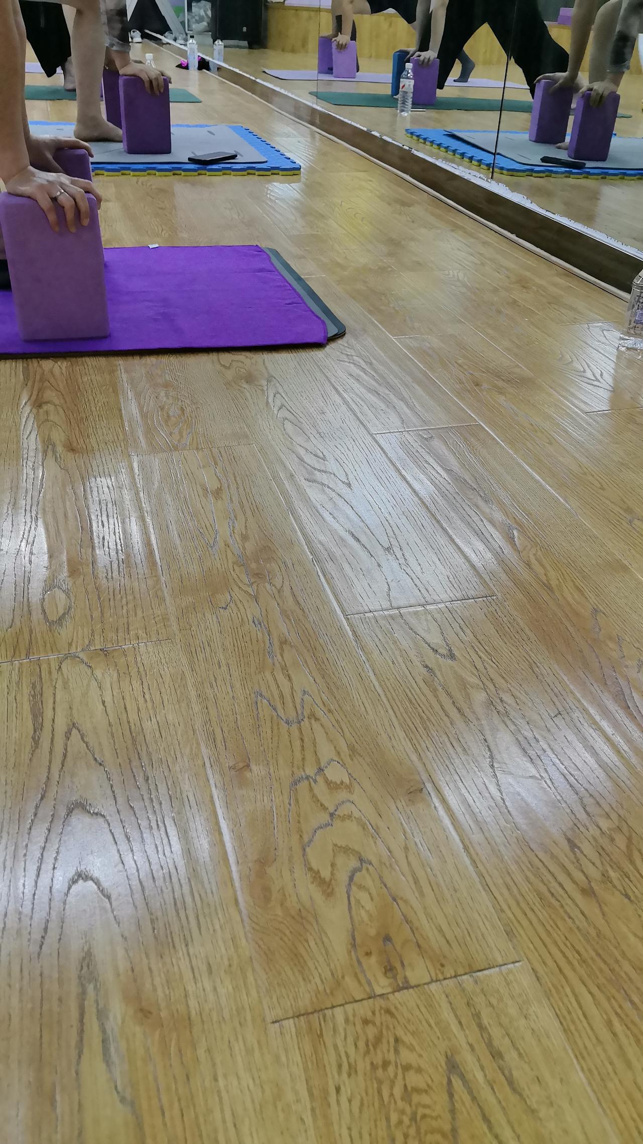 今晚练了一节瑜伽，经常不来，有些动作还是做不来[捂脸]