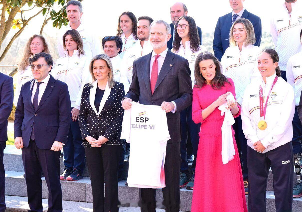 3.17 西班牙国王菲利普六世和王后莱蒂齐亚接待冬残奥会运动员，稍后还去了哈恩市