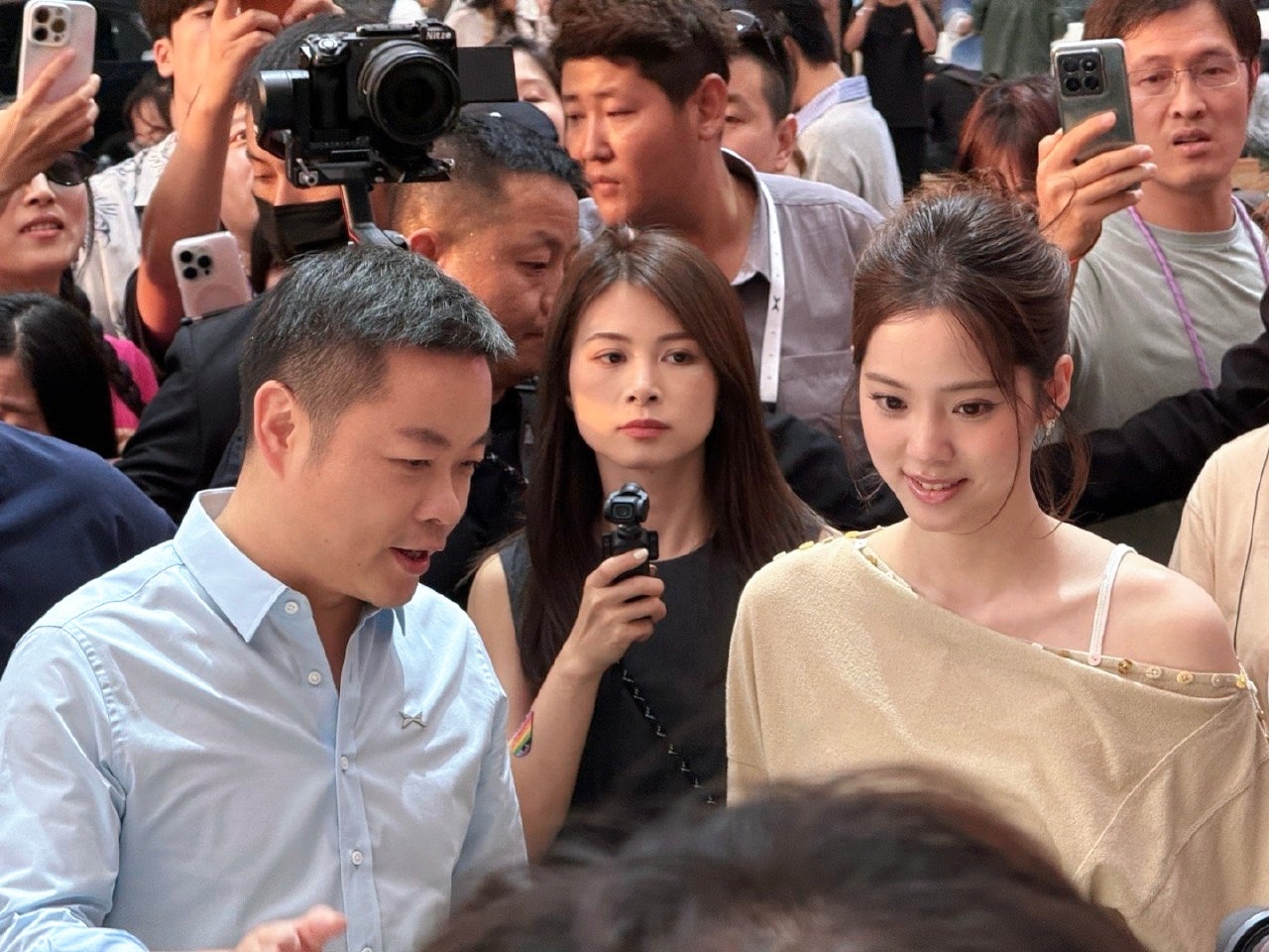 #小鹏MONA发布会太会玩了# 四舍五入，也算和欧阳娜娜&何小鹏合影了，虽然我的