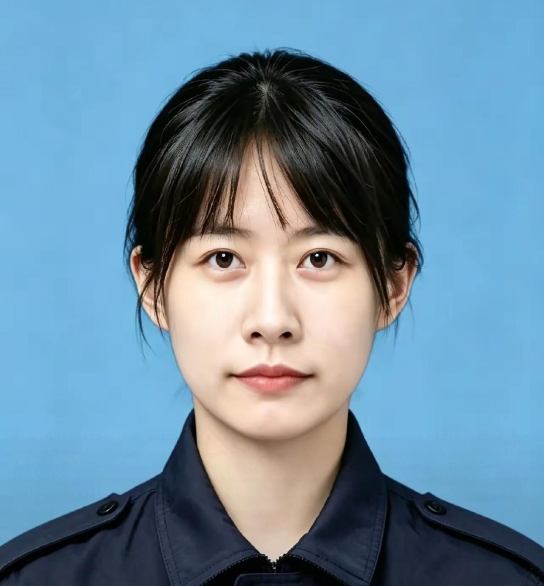 邹雪，女，汉族，1991年生于四川南充，中共党员，2014年12月参加公安工作，