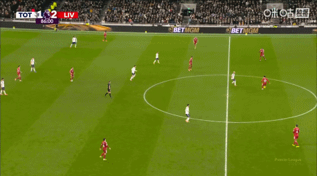 对方后场出球也出现失误了，可惜理查的速度不算优势，没有绝对的单刀机会。 