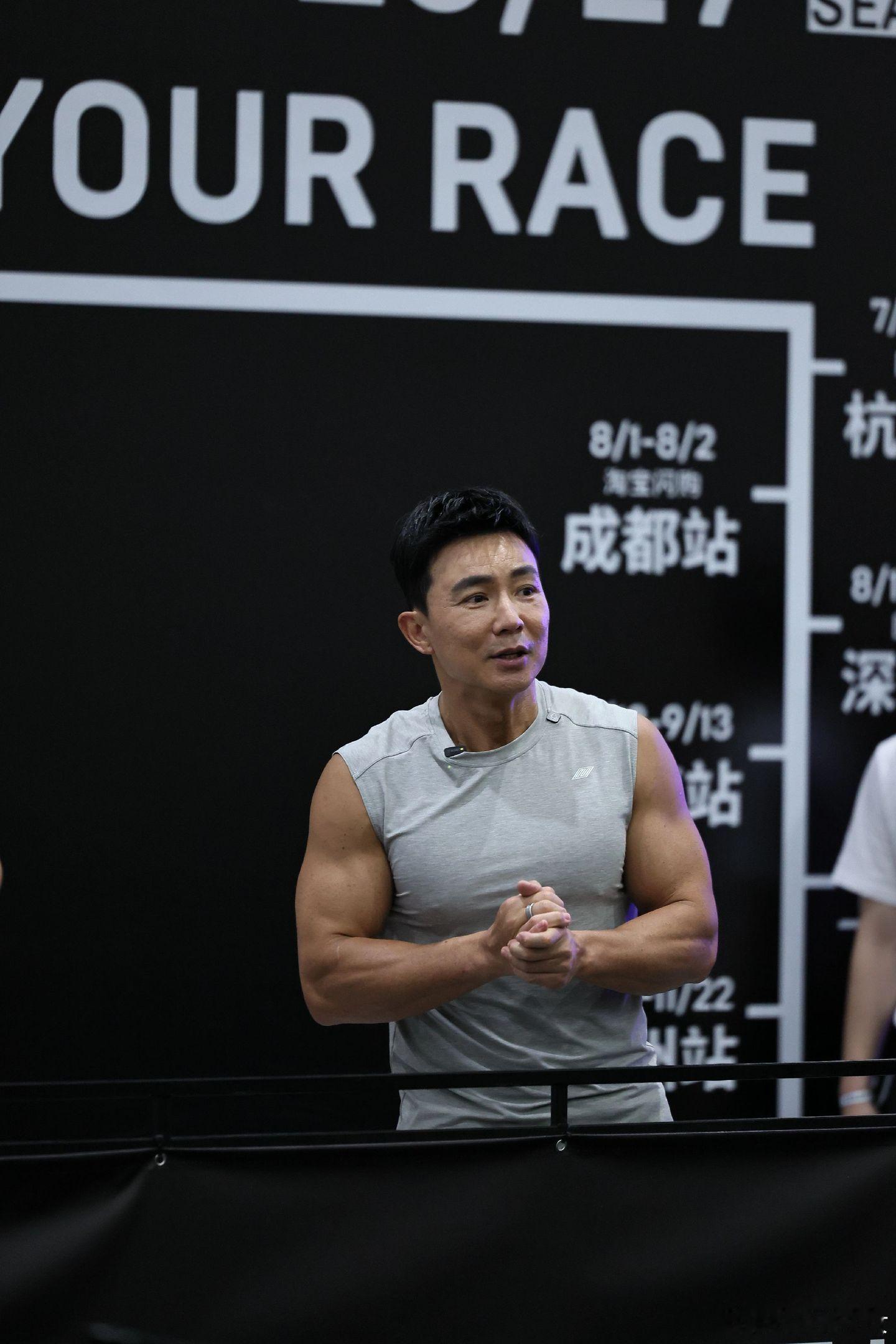 披荆斩棘真正的教练来了披哥直播这段互动笑点拉满！刘畊宏亮出结实手臂，王祖蓝当场比
