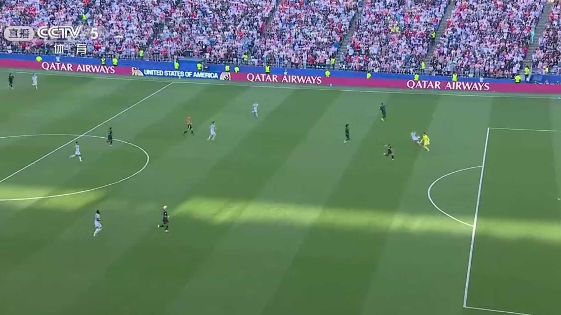 世界杯美国vs比利时美国门将低级错误 下半场57分钟，美国门将出现低级错误，出击