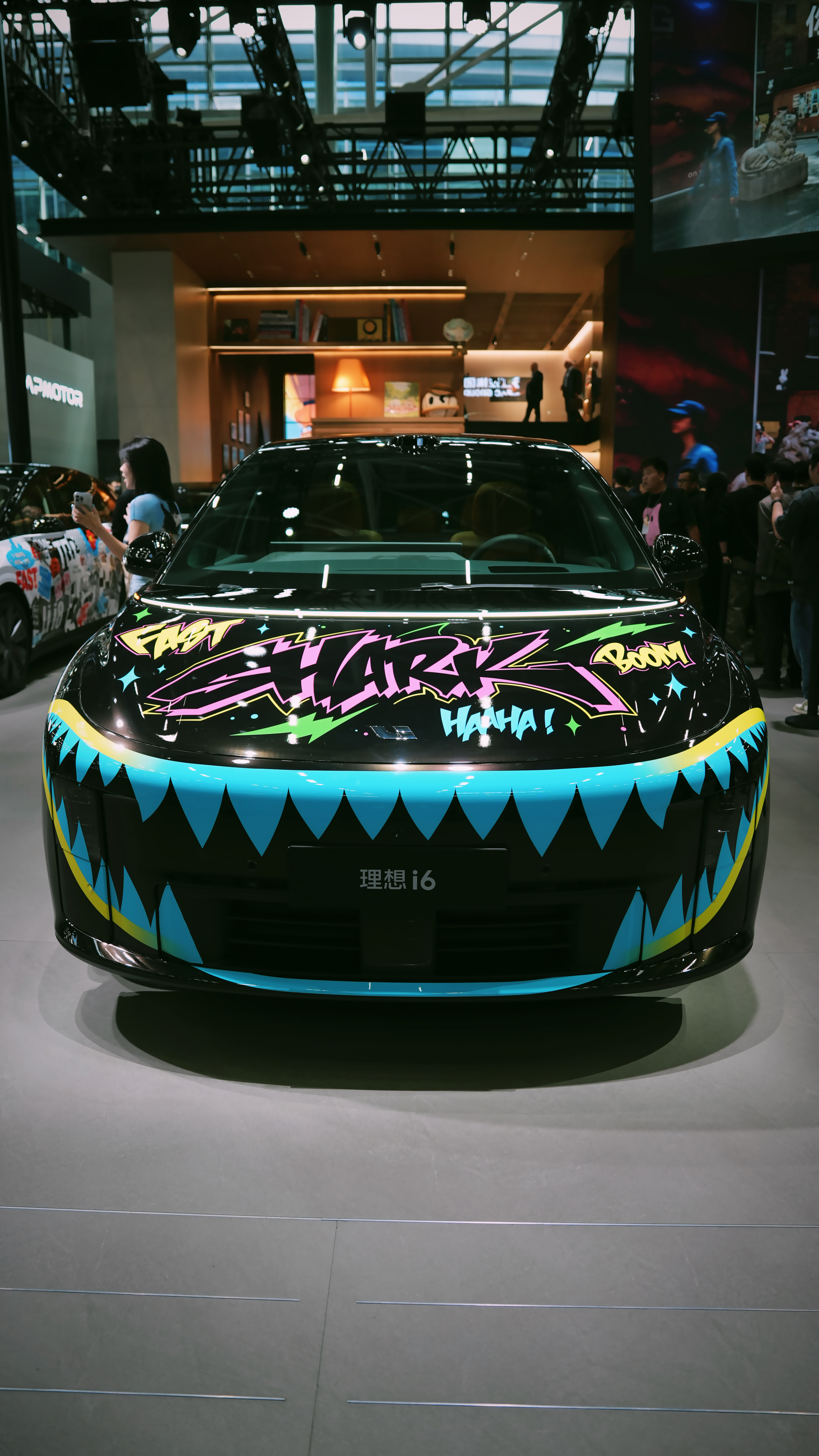 i6的鲨鱼涂装，现场听到不少人说，我L几能不能贴，多少钱