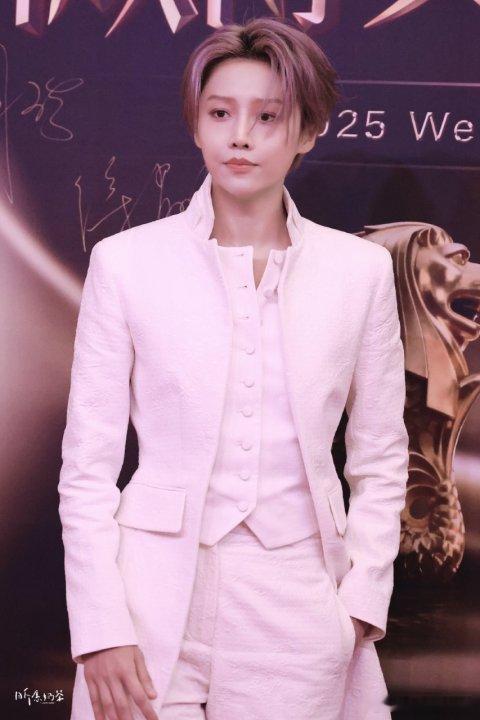 太爱刘雨昕的西装风格了！打破了性别刻板印象，把西装穿出了帅气与优雅并存的感觉，每