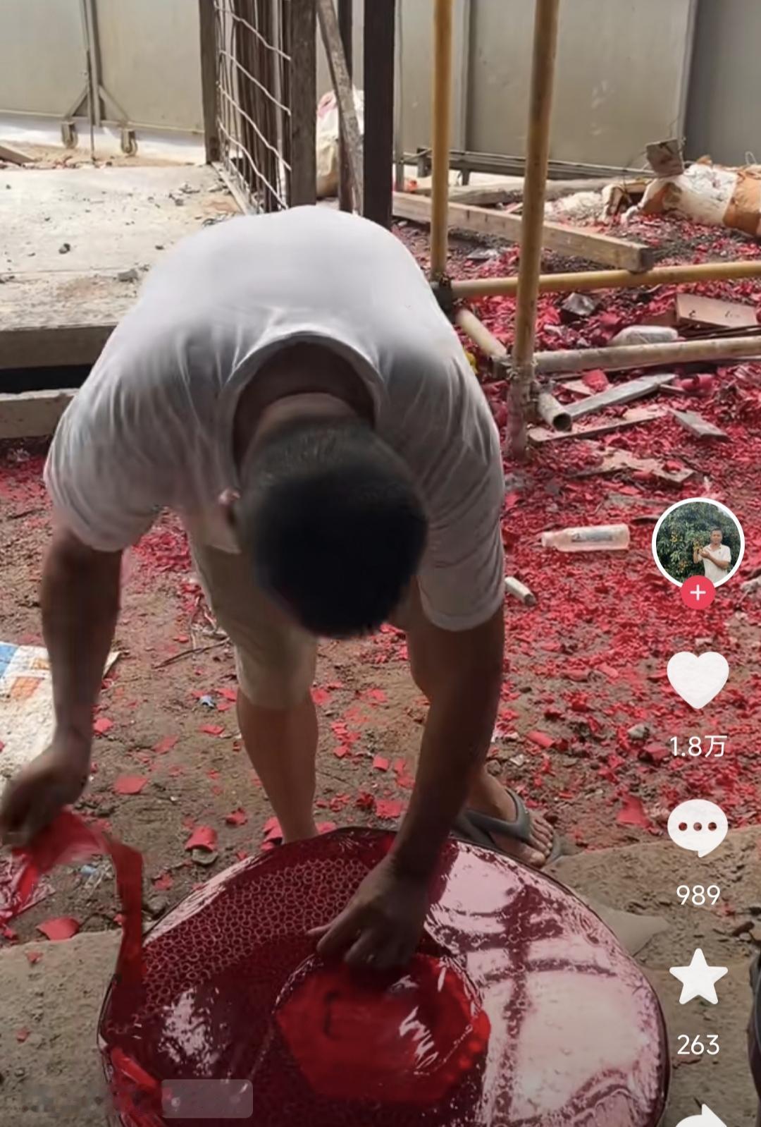 全文茂因为家里的第二套房子封顶，在家里举办宴会，在新房子那里放鞭炮，个人还是人字