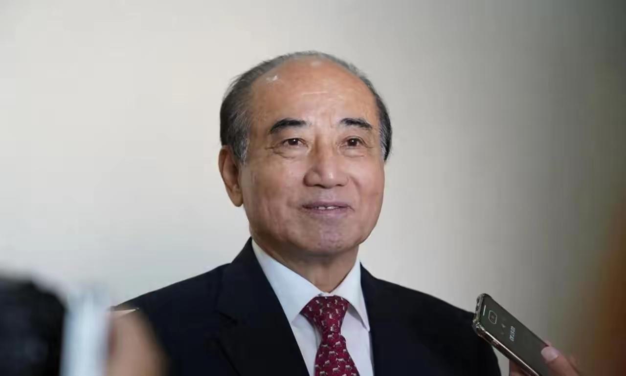 80多岁的老先生把话挑明了——“军队归大陆、外交归大陆”，这两根柱子一立，剩下的