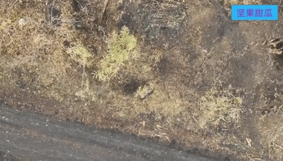 来时好好地，回不去了。哈尔科夫前线，乌军一辆无人车拉着两枚反坦克地雷去前线布置，