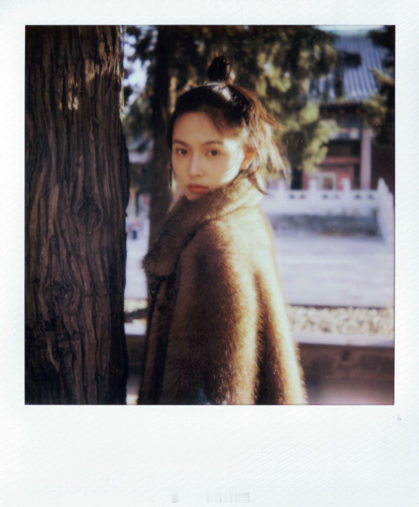 轻轻松松被赵佳丽东方感营业写真 美到这组图把她的骨相美完全凸显出来了，长发好温婉