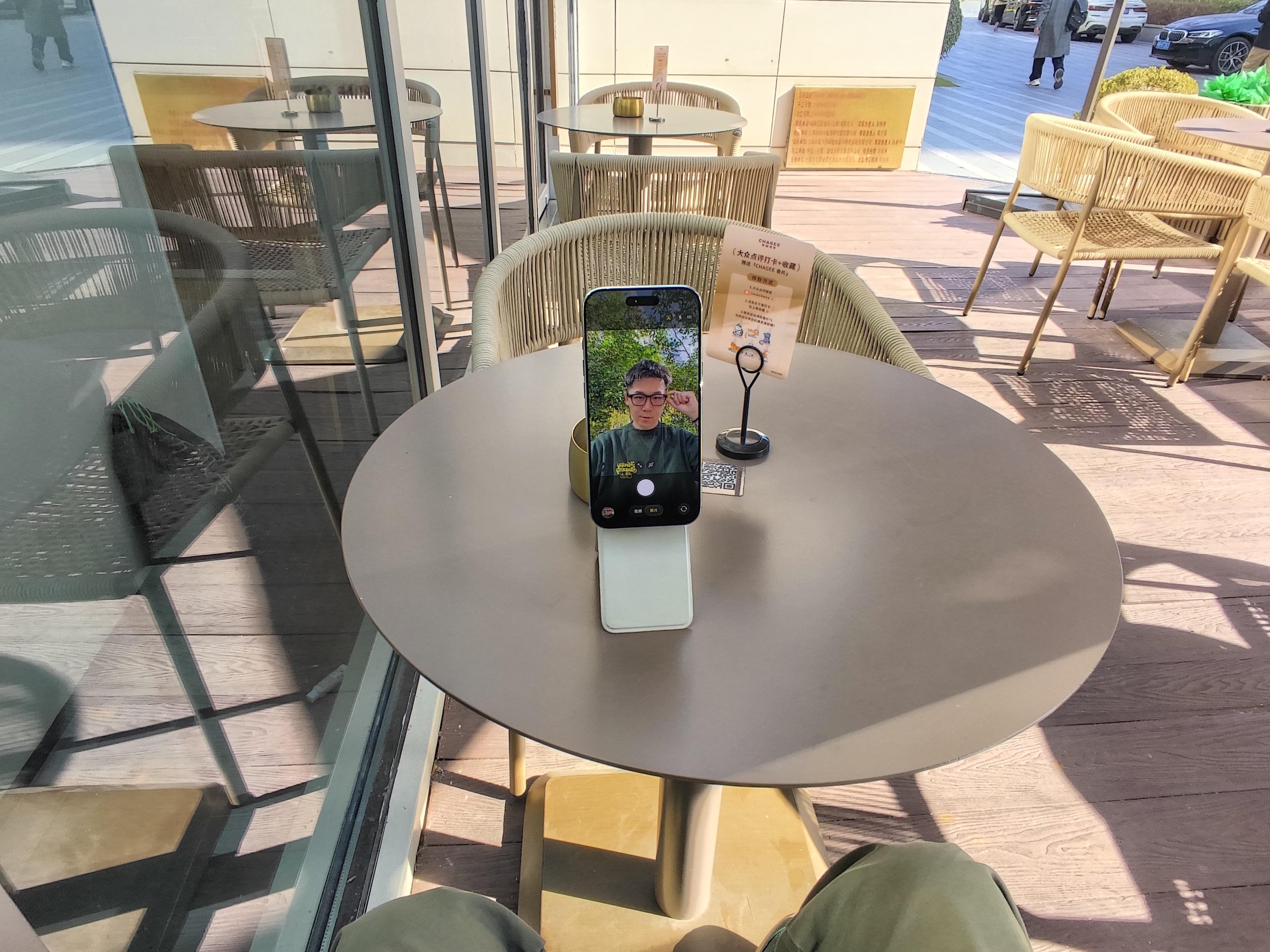 坐楼外面椅子上录个视频，捎带手的拿理想 livis 眼镜拍个照（图1）小皮说我确