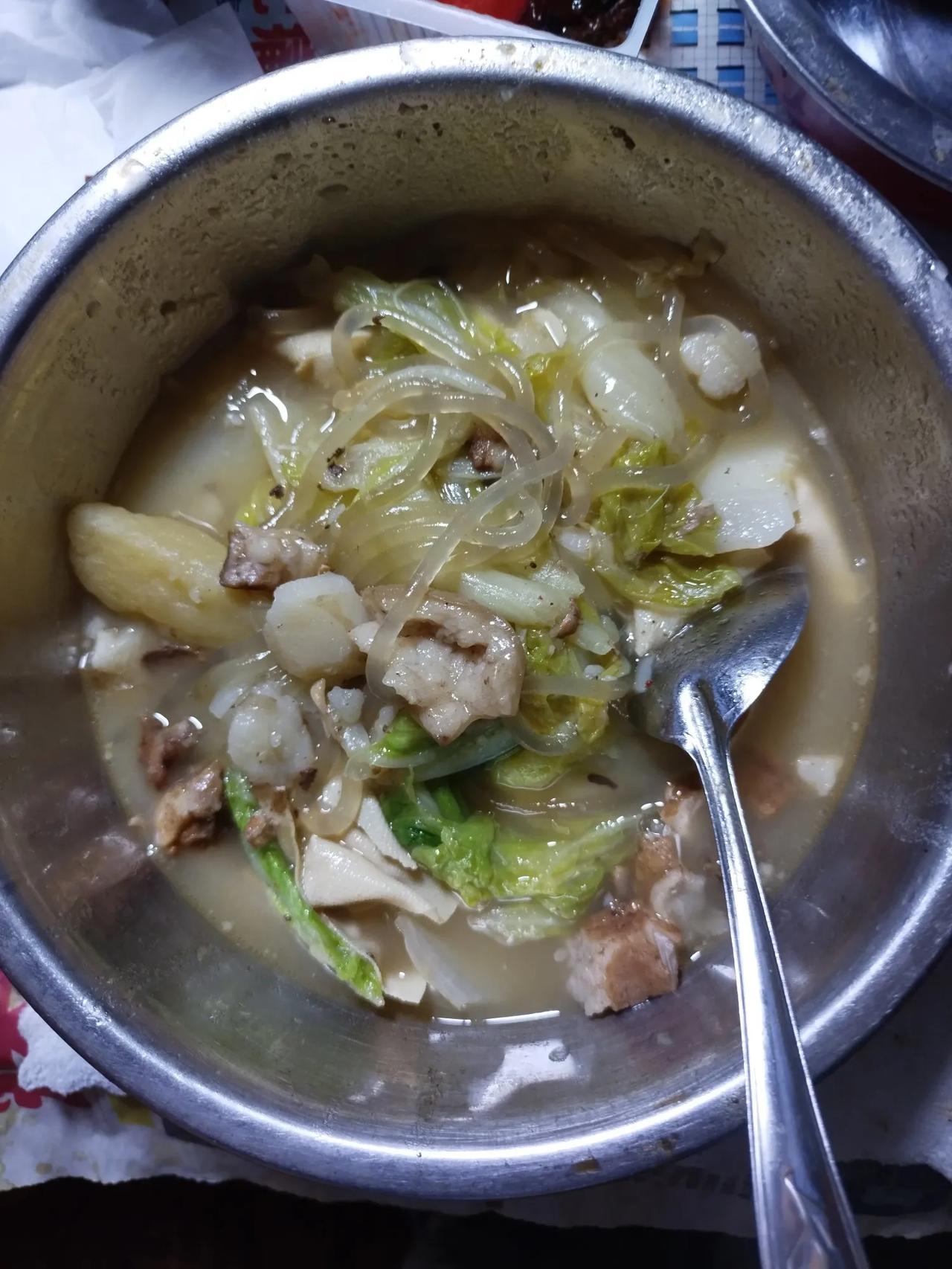 昨天和老伴逛早市儿，买了三颗白菜。

一元钱一颗买三颗白菜，估计在10多斤以上。