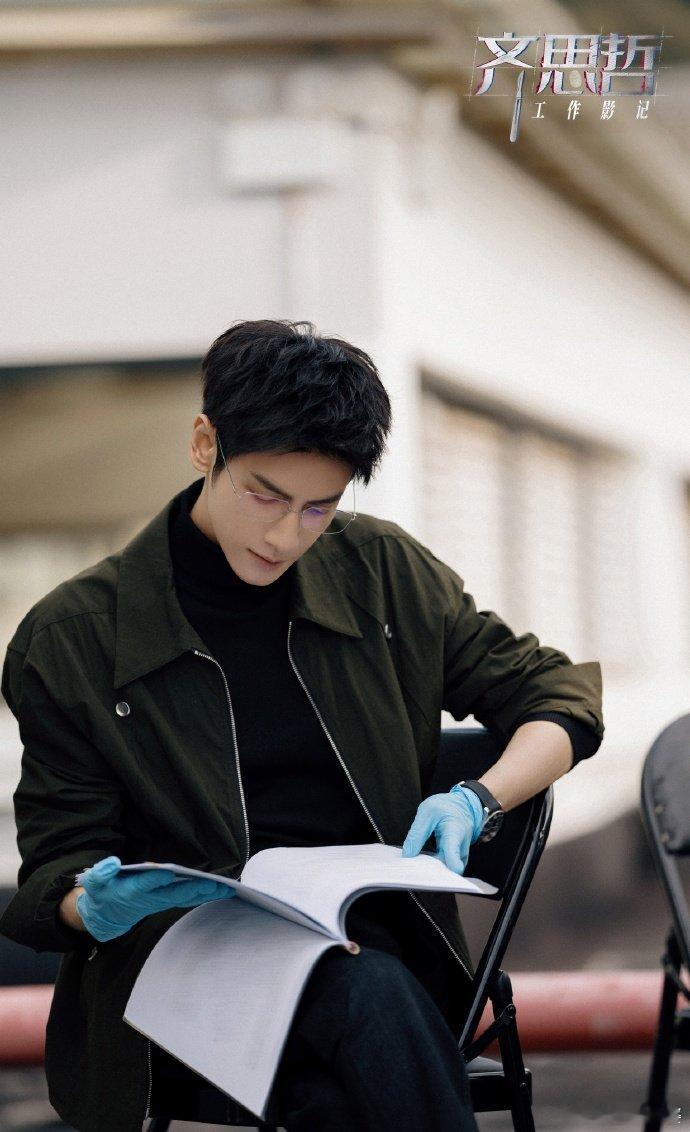 #罗云熙拍摄间隙记录#罗云熙无框眼镜look，拍摄间隙记录，街角不经意的一瞥 齐