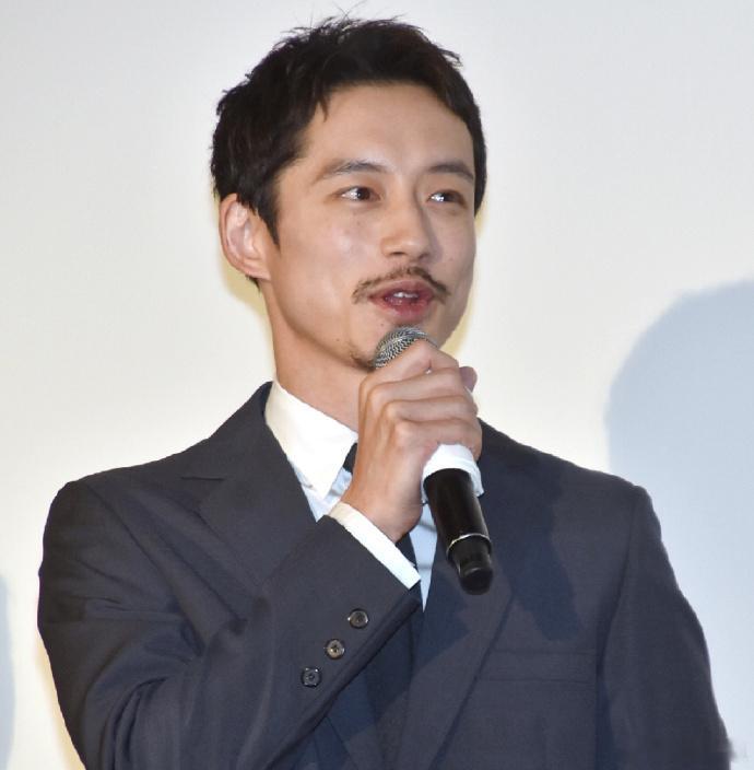 认不出坂口健太郎坂口健太郎短发胡子造型 坂口健太郎今日出席电影《盘上的向日葵》初
