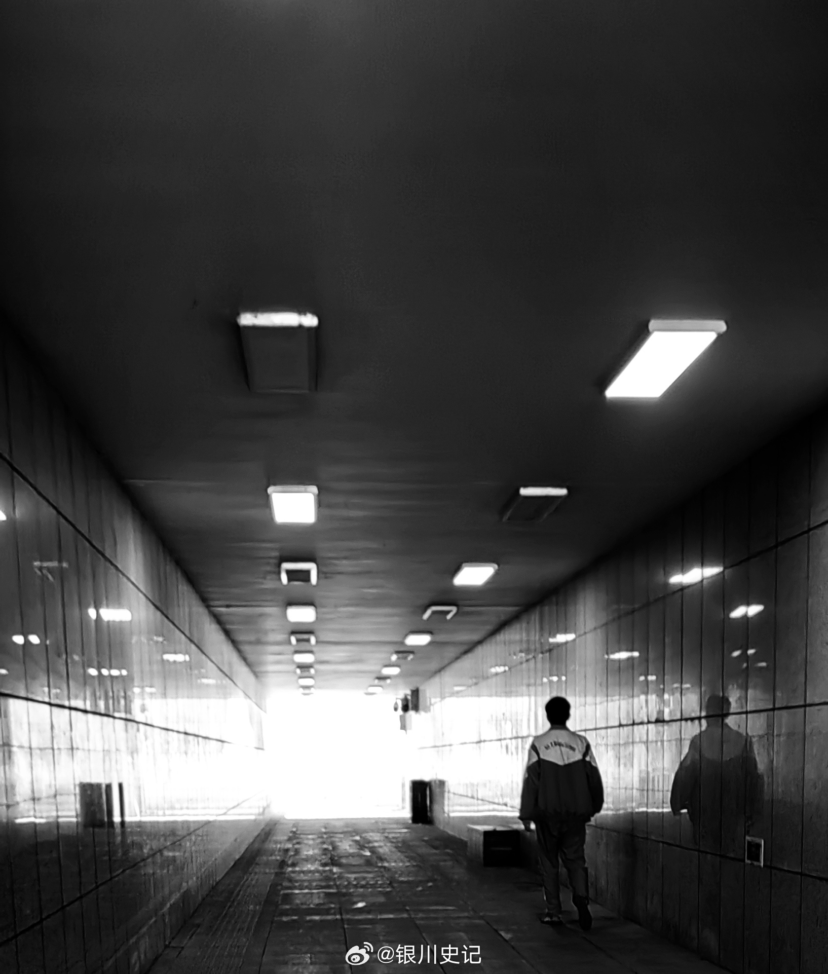 地下通道的人与影宁夏[超话]银川史记银川随手拍[超话]宁夏  ​​​