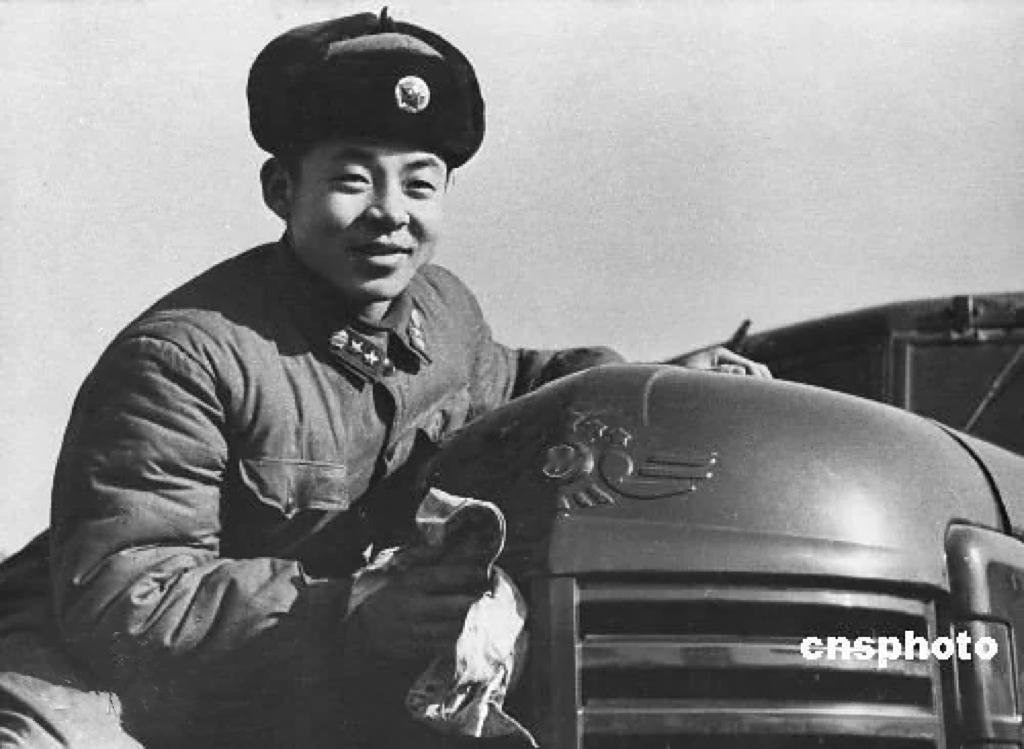 永不熄灭的灯

1936年甘肃静宁的山坡上，13岁的放羊娃于心元第一次看见帽檐缀