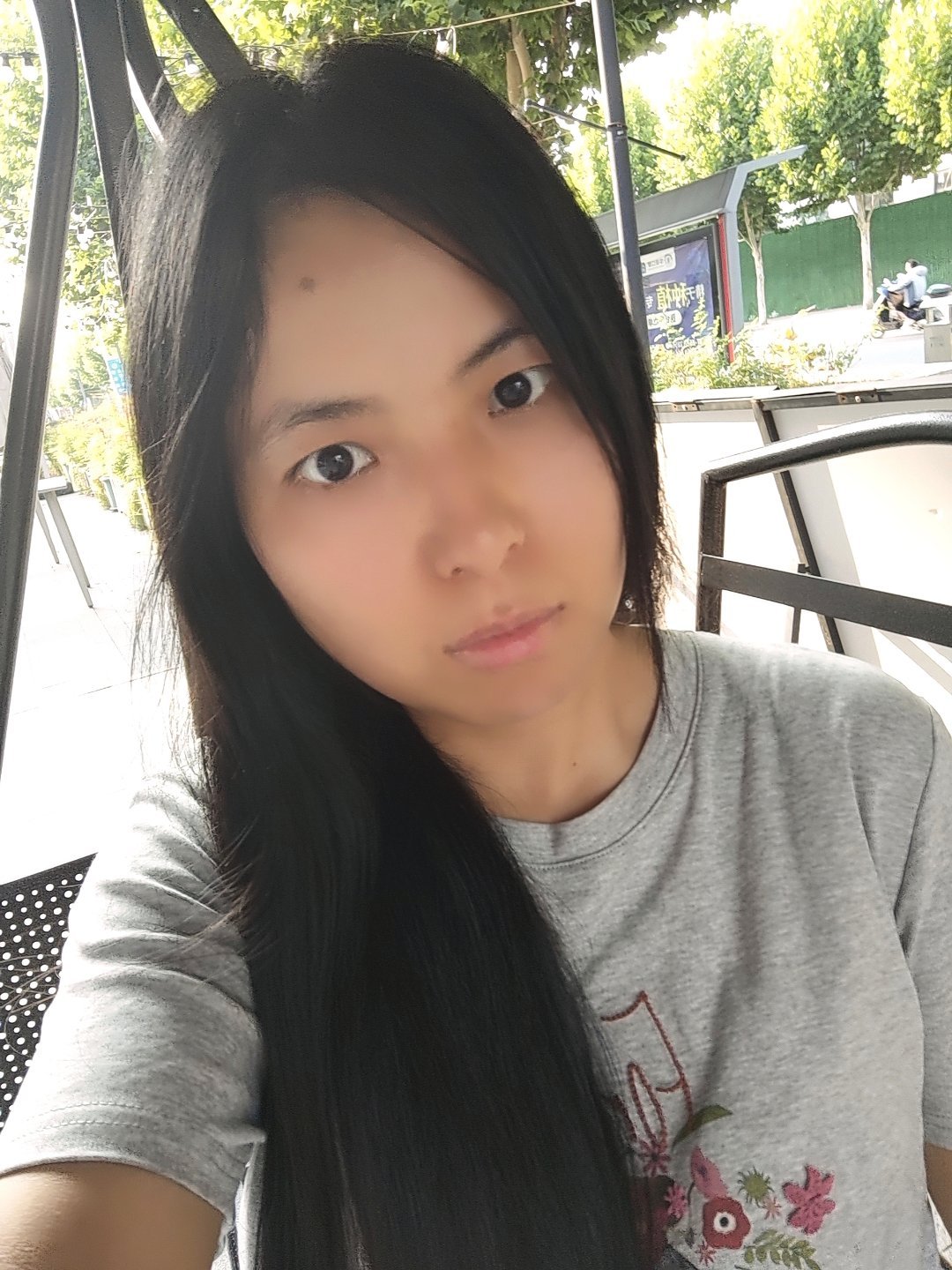 韩媒形容的“雕刻级脸型”，说的就是这种流畅到离谱的鹅蛋脸。难怪韩国人对鹅蛋脸执念
