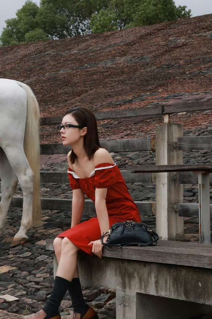 酷girl麦麦加载完毕～黑框一戴，拽姐气场全开，谁被帅到了？🙋♀️ 